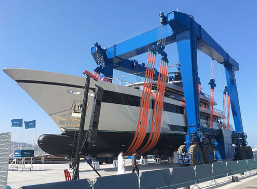 Ship crane lifting operation