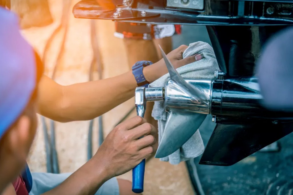 Boat propeller maintenance service